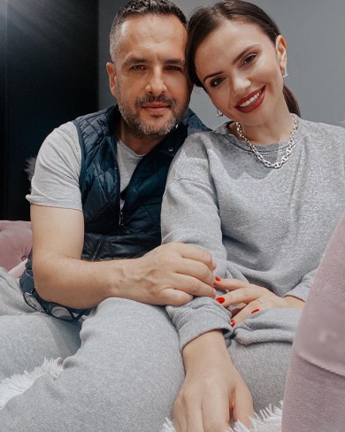 Madalin Ionescu si Cristina Siscanu imbratisati