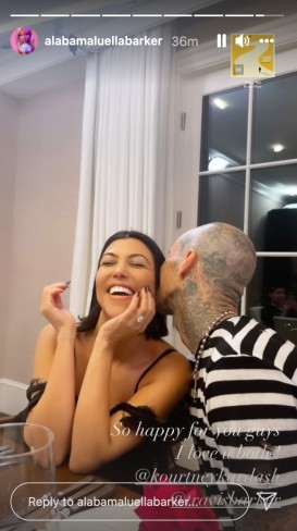 Postare pe InstaStory la Alabama Barker, cu Kourney Kardashian aratandu-si inelul de logodna in timp ce Travis Barker o pupa pe obraz