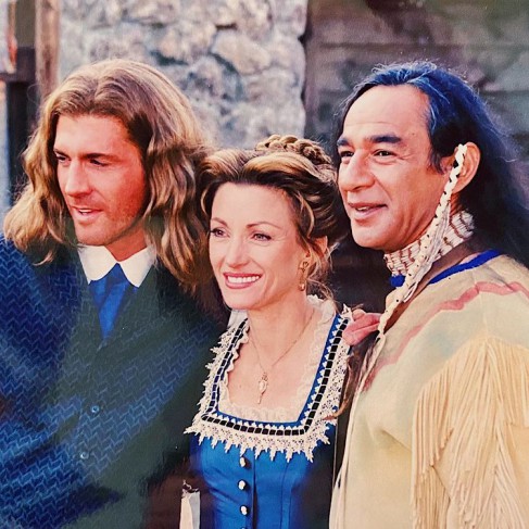 Jane Seymour, Joe Lando si Larry Sellers, intr-o scena din Dr Quinn