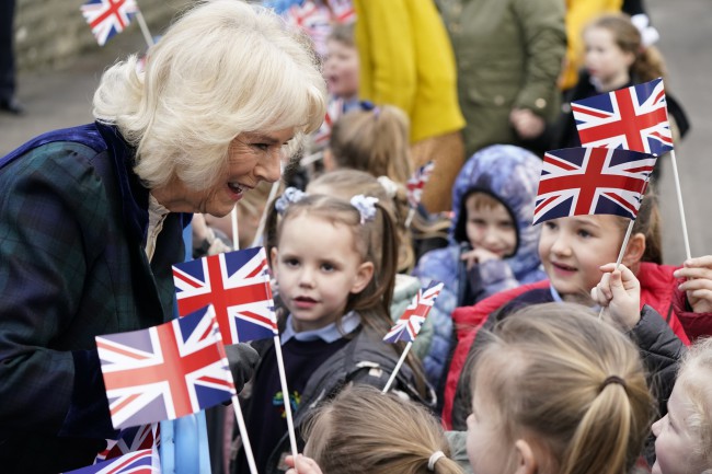 Ducesa de Cornwall se întâlnește cu copii când sosește pentru o vizită la școala primară Roundhill, în Southdown, Bath