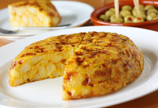 Tortilla de patatas  pe farfurie alba