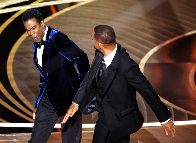 Will Smith îl pălmuiește pe Chris Rock pe scenă în timpul spectacolului de la cea de-a 94-a ediție a Premiilor Oscar de la Dolby Theatre, duminică, 27 martie 2022