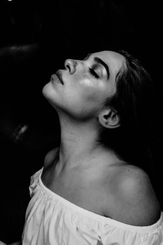 Femeie fotografiata din semiprofil, fotografie alb-negru