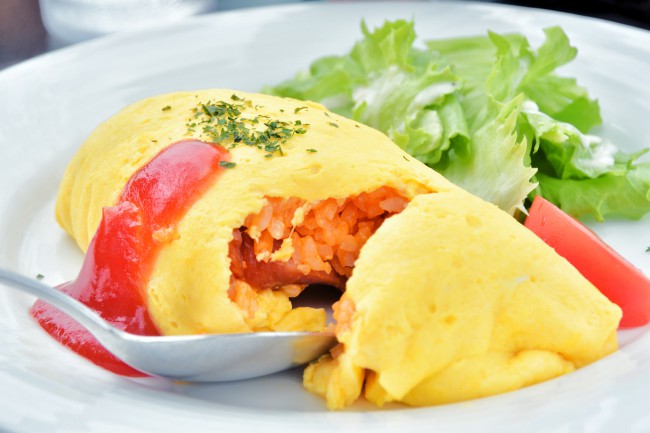 Omleta japoneza omurice pe farfurie, sectionata