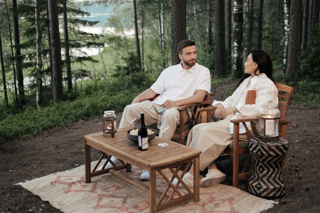 Cuplu in natura care se priveste in ochi