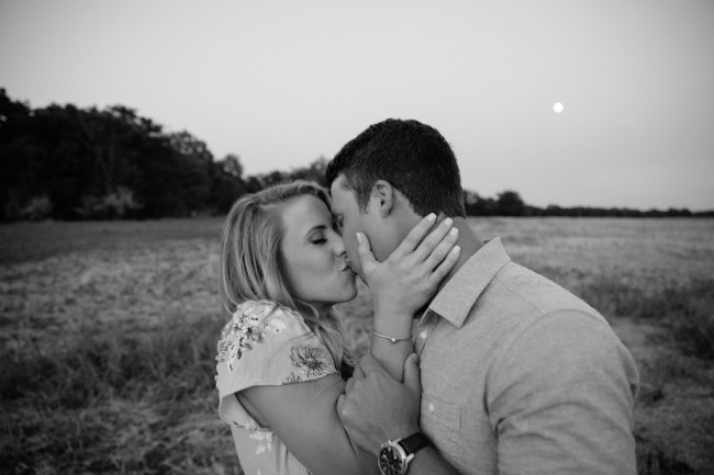 Fotografie alb-negru cu cuplu care se saruta