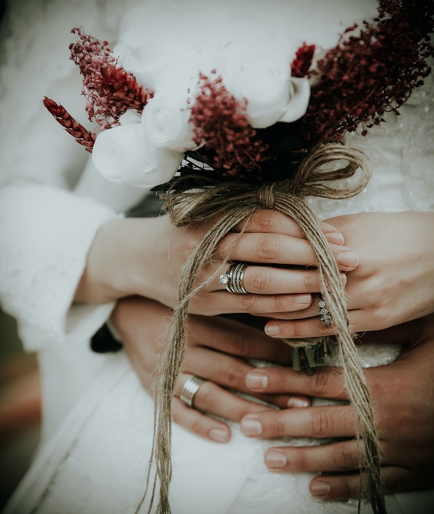 femeie care tine in maini un buchet de nunta