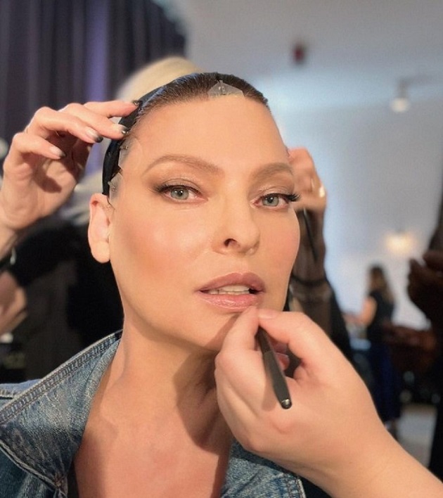 Linda Evangelista la o sedinta de machiaj dupa tratamentul de cancer