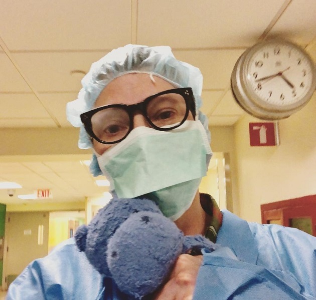 Linda Evangelista spital cu un rinocer de plus in mana