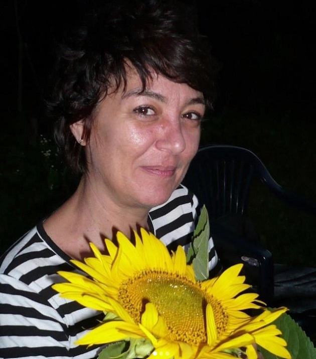 fotografie cu Adina Cristescu care zambeste cu o florea soarelui in mana