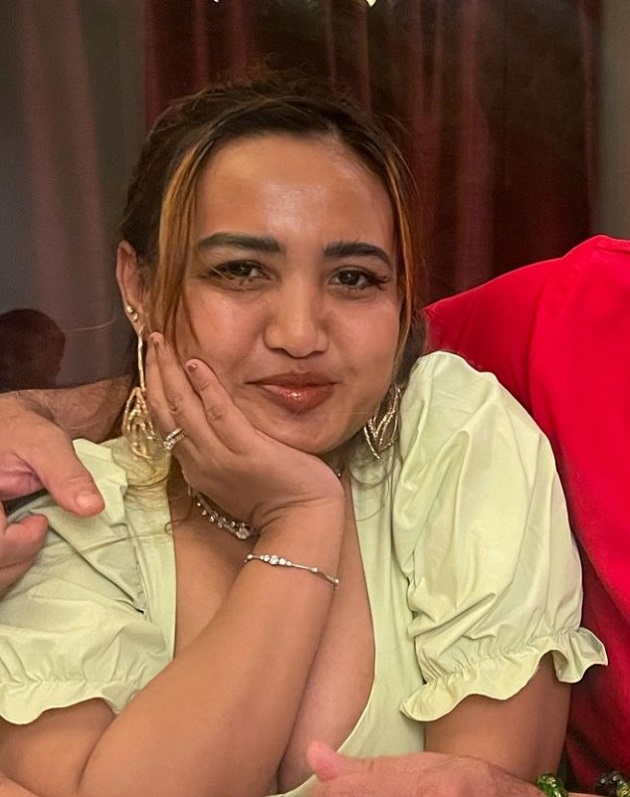 Influencerița Lina își susține capul cu palma