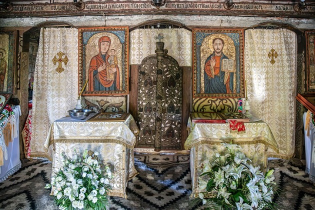 interiorul unei biserici cu icoane și coroane