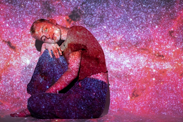 tâmără intr-un univers cosmic plin de stele