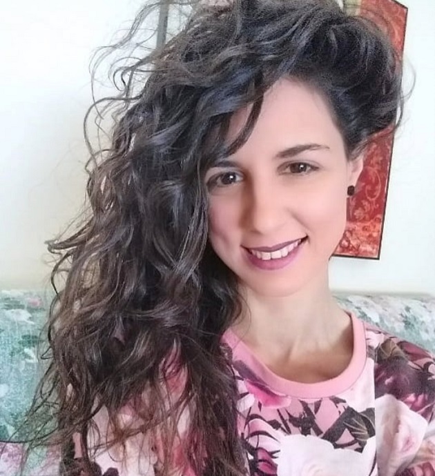 Nicoletta Indelicato, victima crimei îngrozitoare, cu părul creț și o bluză cu motive florale