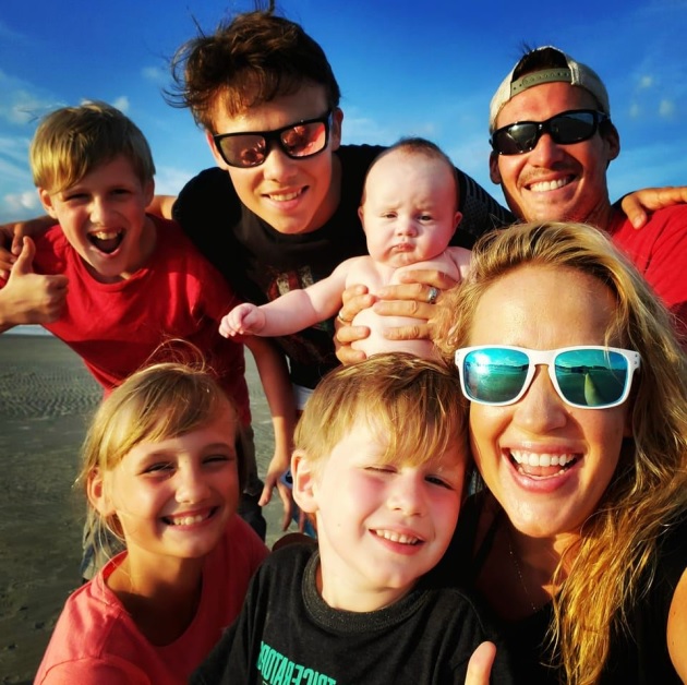 Sarah și familia ei, soțul și copiii, la plajă