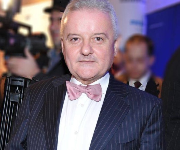 Irinel Columbeanu în trecut, îmbrăcat la costum