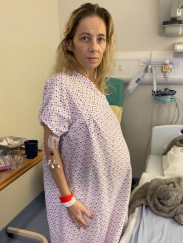 imagine cu Sarah Haslam din spital in timp ce priveste catre camera