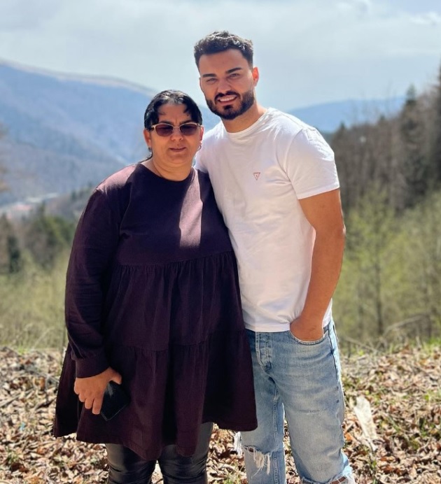 Jador și mama lui, îmbrățișați într-un pesiaj de munte al României