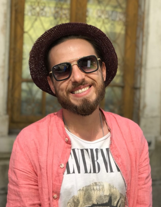 Chef Foa cu pălărie, ochelari, tricoul alb și o cămașăroz