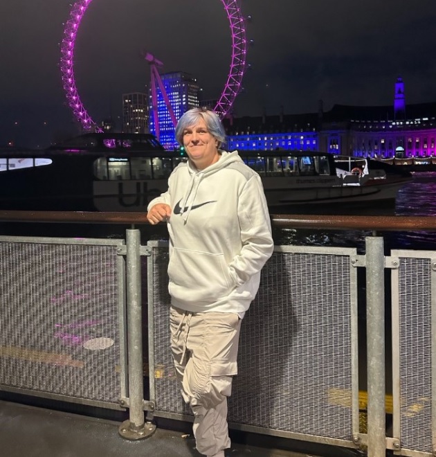 Liliana Petrișor în Londra, în fața la London Eye, într-un hanorac Nike și pantaloni sport 