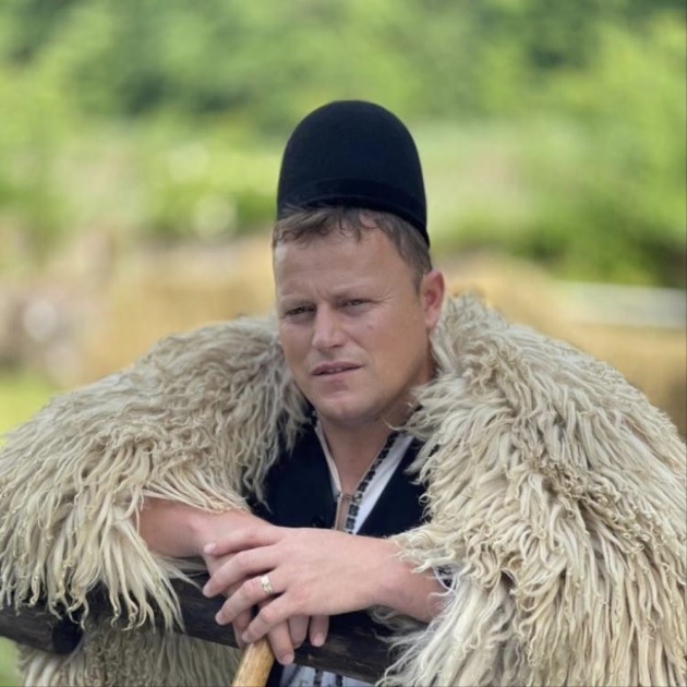 Gheorghe Dănulețiu îmbrăcat în cojoc din lână