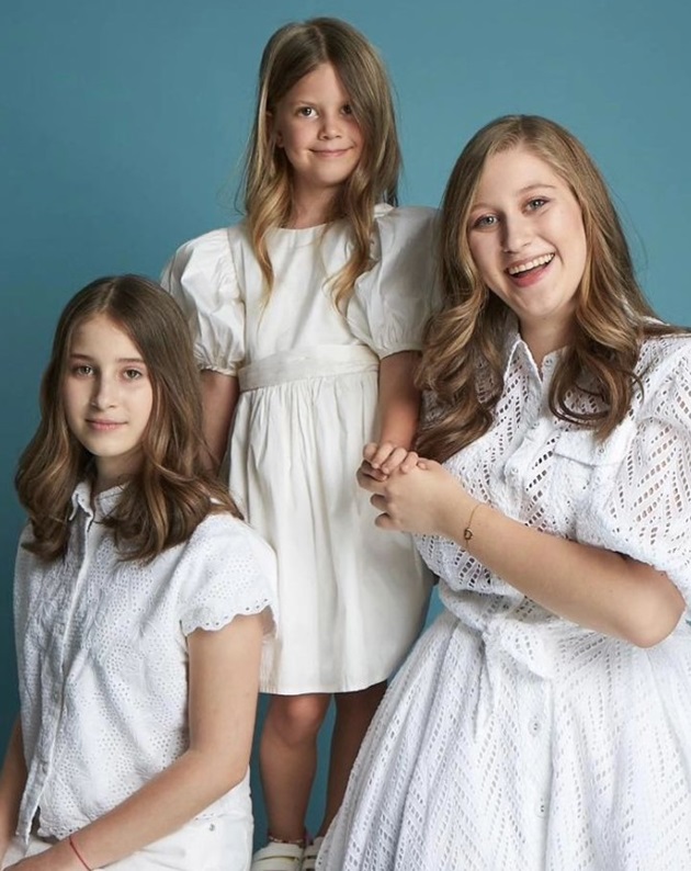 Cele trei fete ale lui Pavel Bartoș, Eva, Rita și Sofia, îmbrăcate în rochițe albe