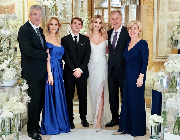 Fiul Gabrielei Firea alături de soția lui Eva Emilie, la nunta lor, împreună cu socrii
