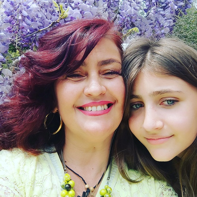 Rona Hartner zâmbind alături de fiica ei Rita, în vârsta de 15 ani