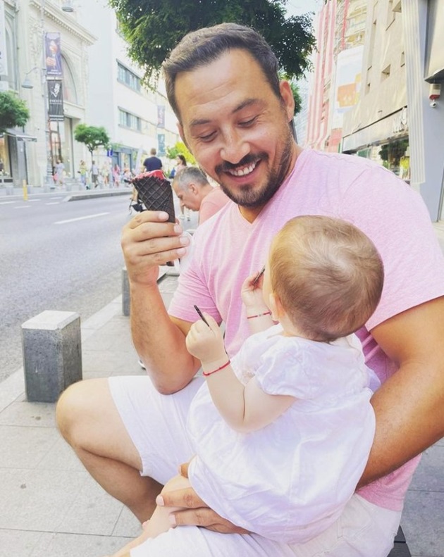 Ștefan Stan și una dintre fetițele lui, mâncând o înghețată pe calea victoriei 
