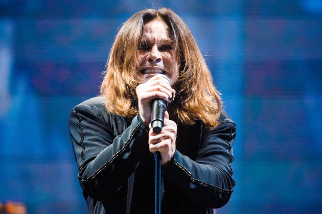 Ozzy Osbourne cântând pe scenă în timpul unui concert