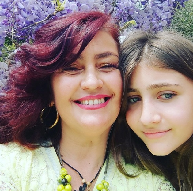 Rona Hartner și fiica ei Rinda Sumalya Harner zâmbind