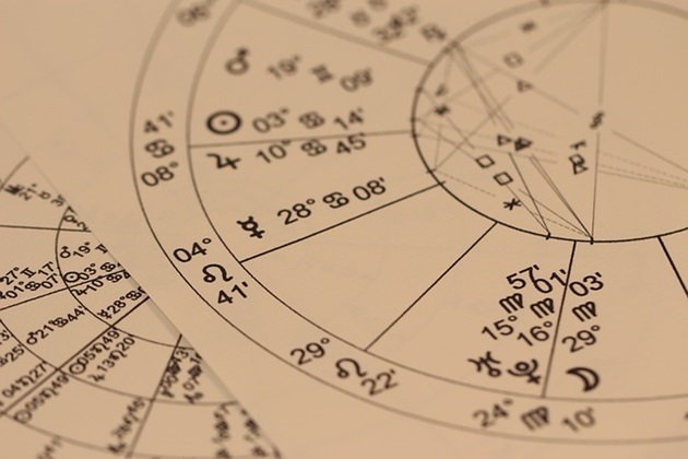 diagramă astrologică făcută pe o foaie 