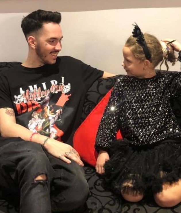 Cei doi copii ai Manuelei Fedorca, îmbrăcați în ținute „all black”, privindu-se în ochi unul pe celălalt