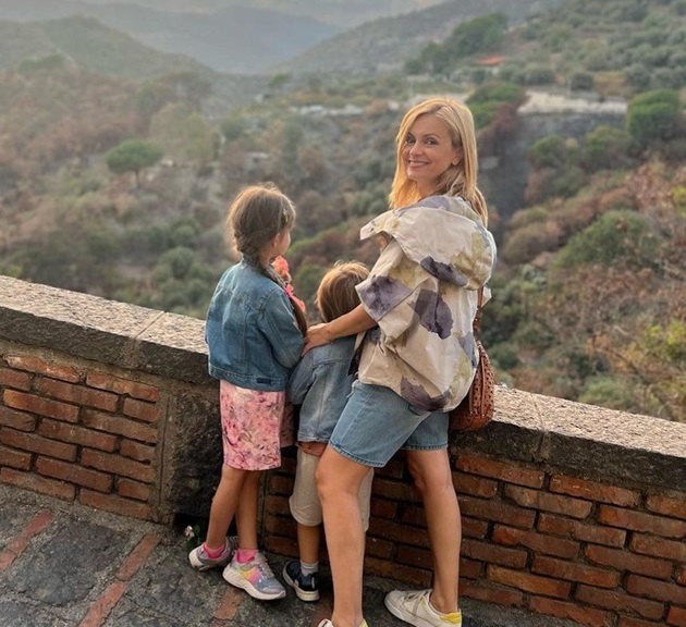 Simona Gherghe alături de cei doi copii ai ei, admirând un peisaj