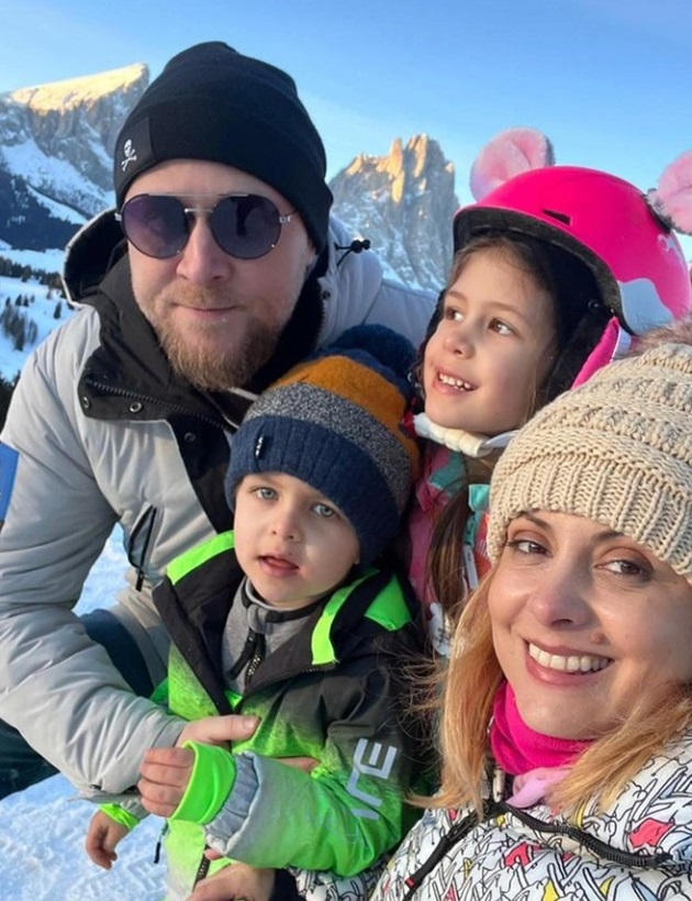 Simona Gherghe alături de soțul ei și cei doi copii la schi