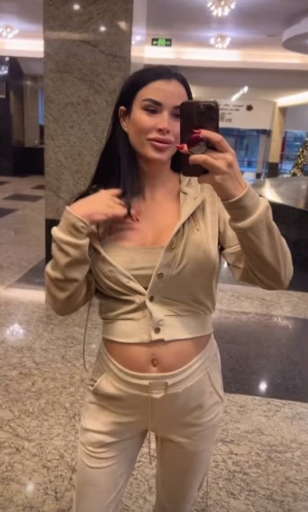 Poză cu Daniela Crudu in oglindă, cu burtica de gravidă la vedere