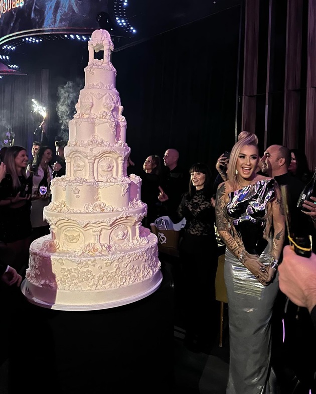 Anamaria Prodan lângă tortul uriaș de ziua ei, la petrecerea organizata in club
