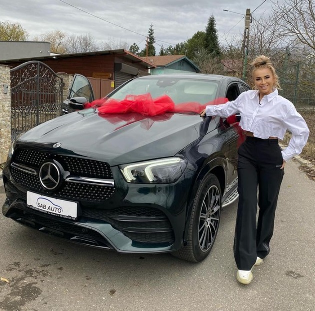 Anamaria Prodan lângă mașina, marca Mercedes, pe care și-a făcut-o cadou de ziua ei