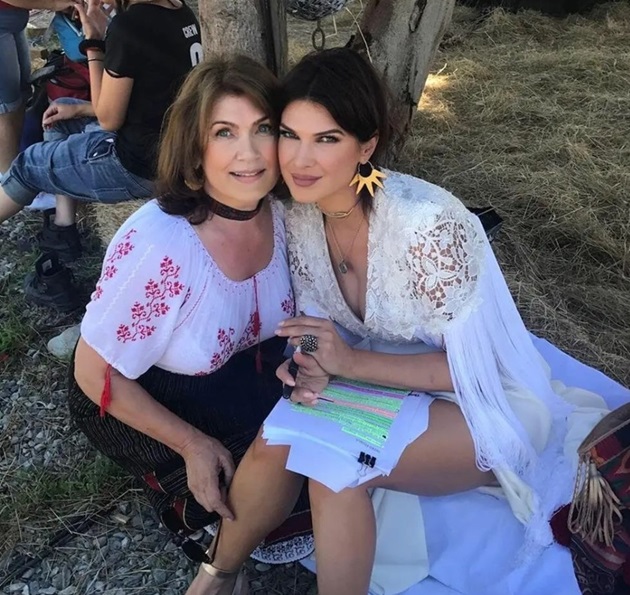 Monica Birlădeanu alături de mama ei, Minodora Tătărușanu, îmbrăcată într-o ie tradițională