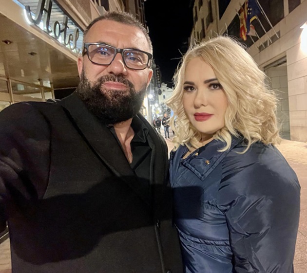 Selfie cu Viorica și Ioniță de la Clejani, în fața unui hotel