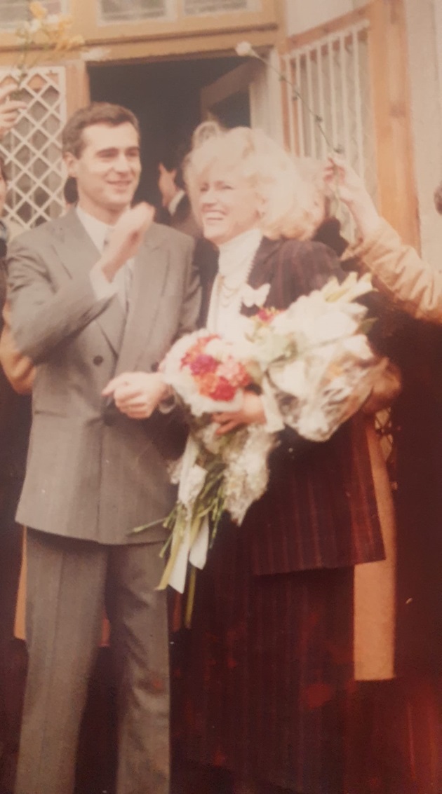 Monica și Victor Tatoiu zâmbind fericiți la nunta lor din 1987
