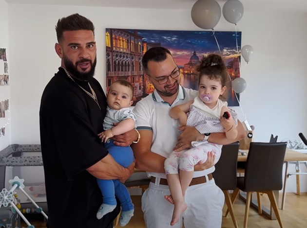 Dorian Popa și fratele său Ciprian Popa, ținând în brațe copiii celui din urmă, Sofia și Sebastian
