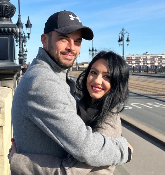 Marius Elisei și noua lui iubită, Gabriela, îmbrățișându-se în timpul unei vacanțe petrecute împreună