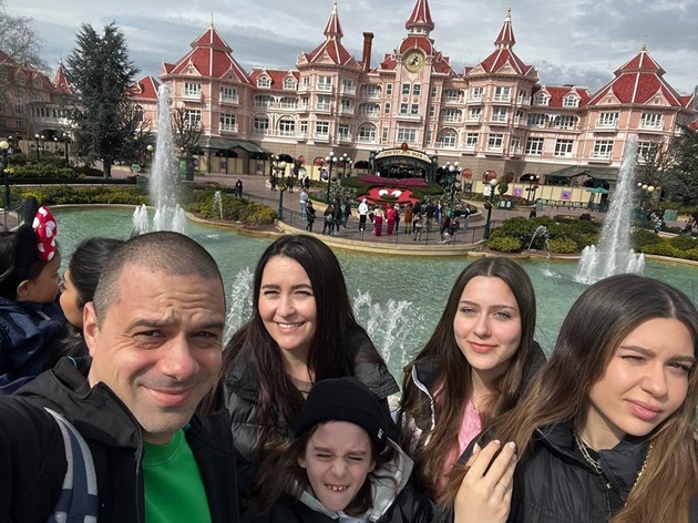 Amalia Năstase împeună cu soțul Răzvan Vasilescu, Tomi, Alessia și Emma la DisneyLand