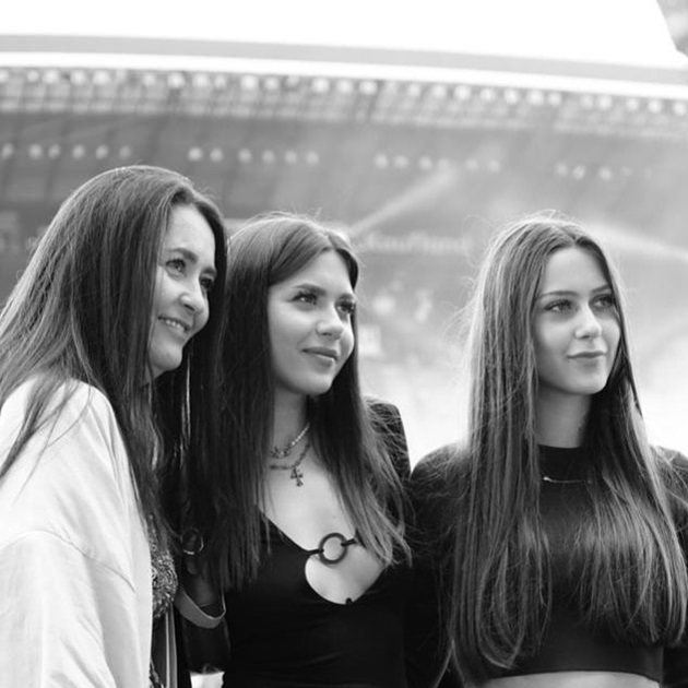 Poză alb-negru cu Amalia Năstase și cele două fiice ale sale, Alessia și Emma, din căsnicia cu Ilie Năstase