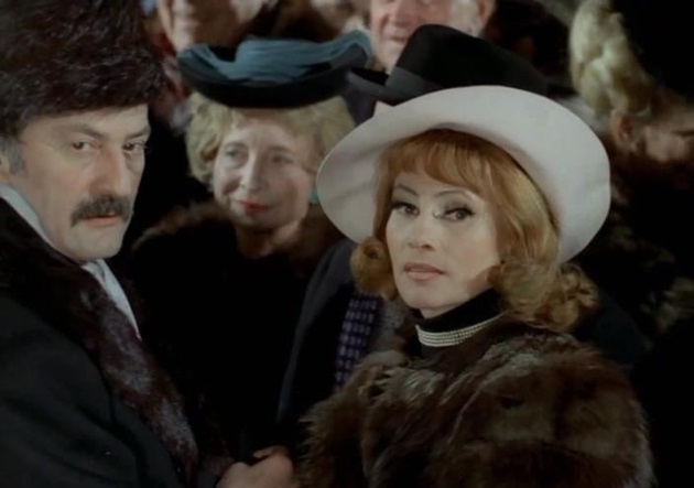 Marga Barbu în timpul unei scene de film purtând o pălărie elegantă pe cap