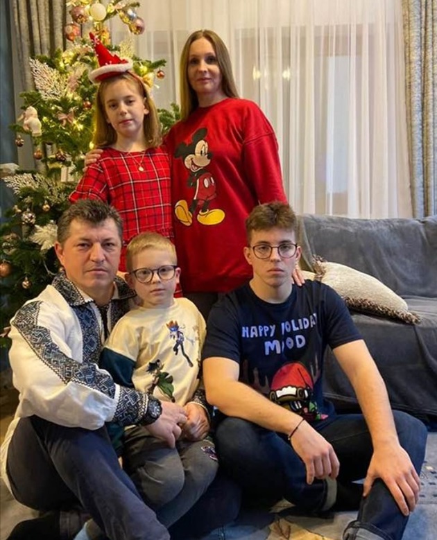 Portret de familie cu Simona Amânar, Cosmin Tabără, Alexandru Iosif, Stefania Teodora și Tudor Valerius în fața unui brad de Crăciun