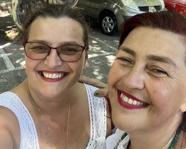 Portret cu Rona si Rinda Harnter, intr-o parcare, in fața unui copac