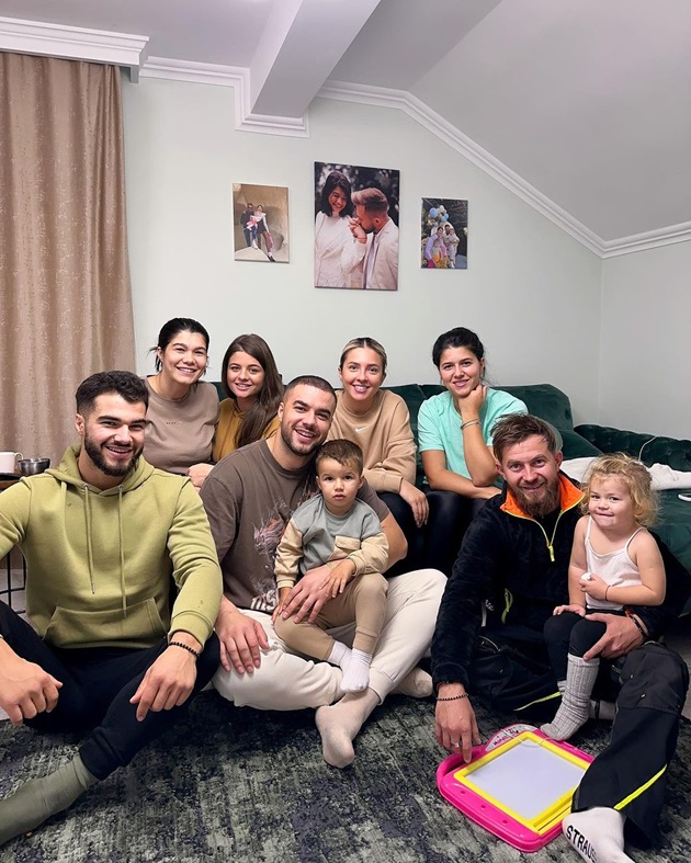 Familia Sterp, Culita, Daniela și Milan, Iancu și iubita lui, Ileana cu soțul și copiii și Getuța alături de mama Geta