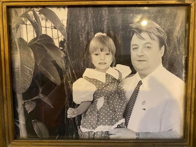 Poza alb-negru cu corneliu vadim tudor și fiica lui cea mare lidia, când era copilă mică